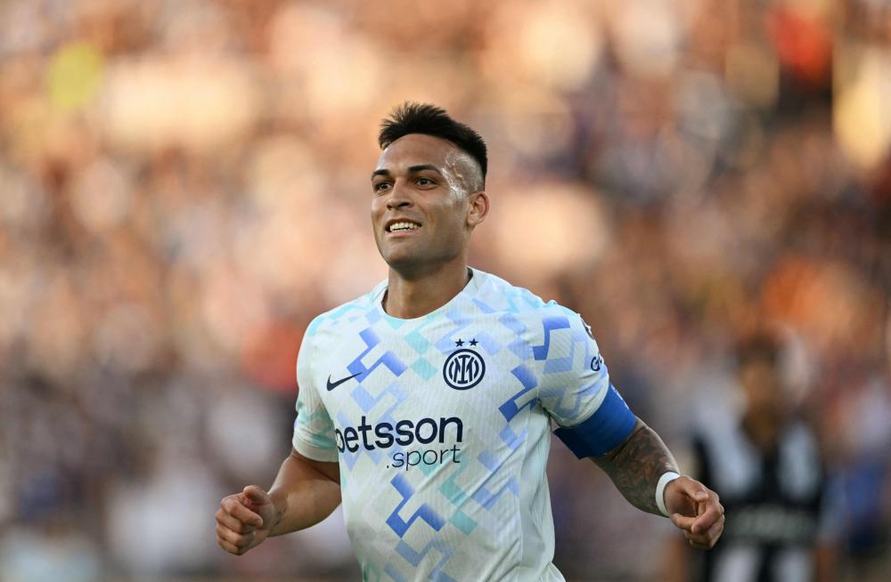 玉昆外援奥斯卡在老家开车时车辆突然起火，好在人没事