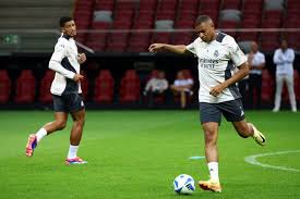 表达崇高敬意，重庆铜梁龙向李章洙赠送冲超纪念球衣