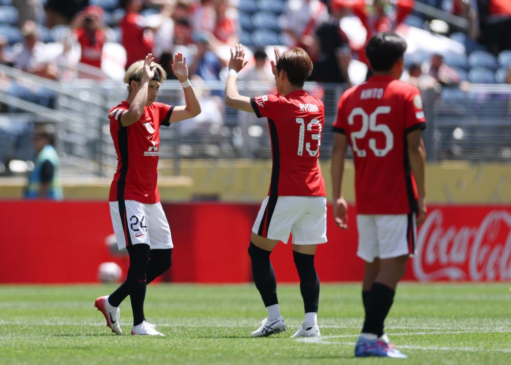 热爱皆平等，河南球迷赛前在球场外声援阿奇姆彭